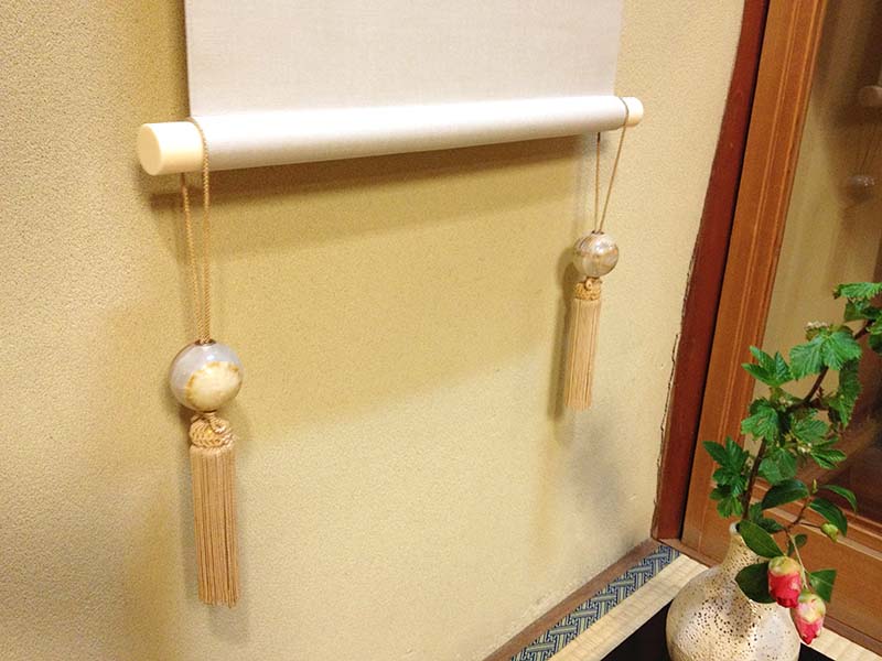 掛軸に取り付けた風鎮