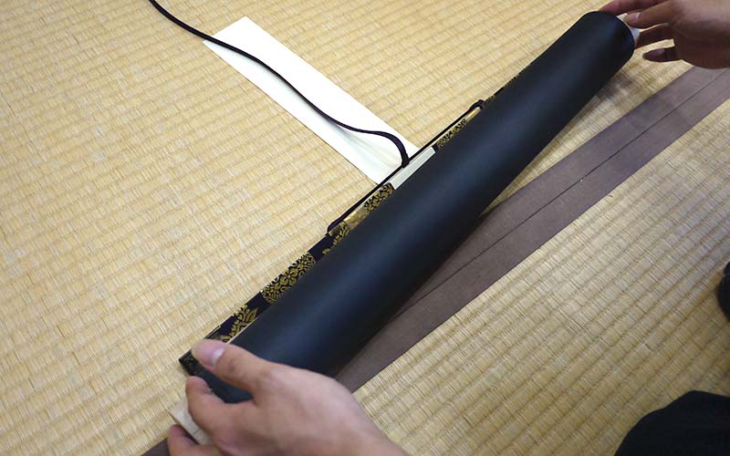 掛軸を巻く