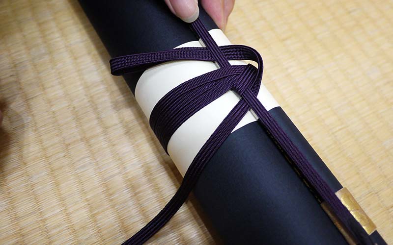 反対側まで巻き紐を折り込む