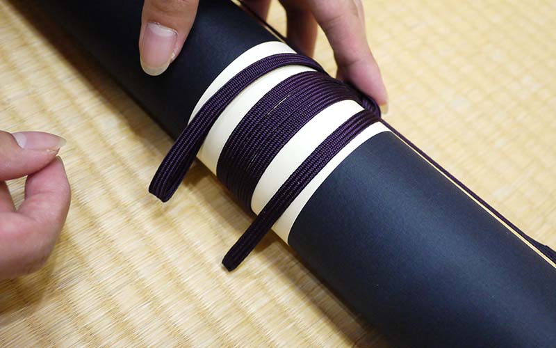 巻紐を整える