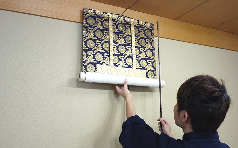 金具に掛軸を掛ける